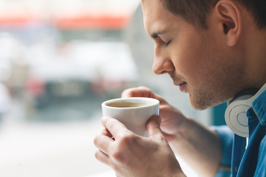 Mann genießt Espresso